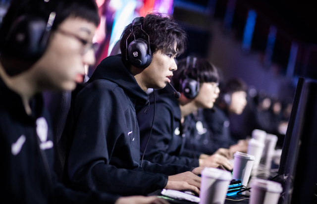 LPL春季赛季后赛惊现版本陷阱:中单英雄BO5十二连败,胜率暴跌引战术反思